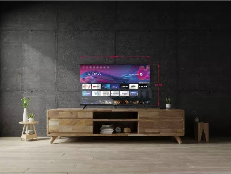 smart televízor položený v miestnosti na televíznom stolíku
